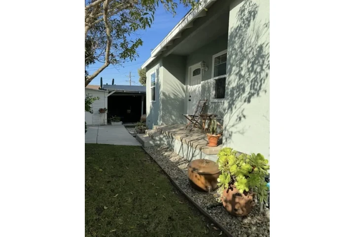 $2200 : Private House image 7