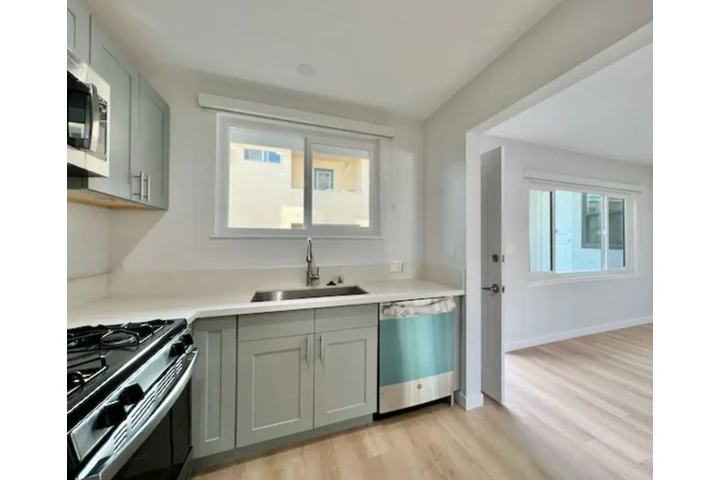 $1900 : 2Bedroom Apt In Vermont Ave, image 3