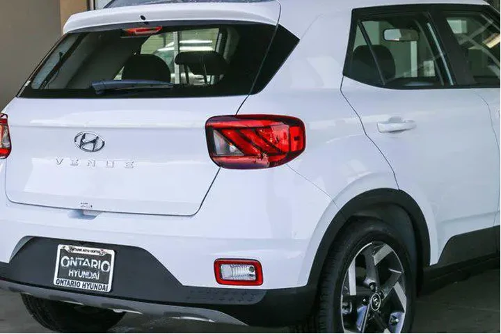 $21726 : Hyundai VENUE 2025 SEL 4dr C image 9