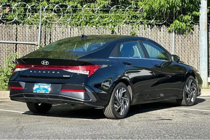 $19740 : Hyundai ELANTRA 2024 Limited image 3
