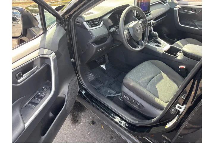 $35000 : Gold Certified2025 RAV4 XLE image 2