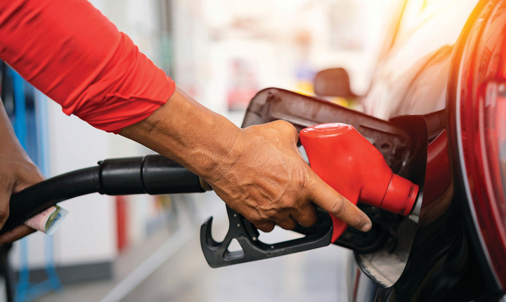 Persona llenando el tanque de gasolina de su carro