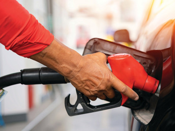 Persona llenando el tanque de gasolina de su carro