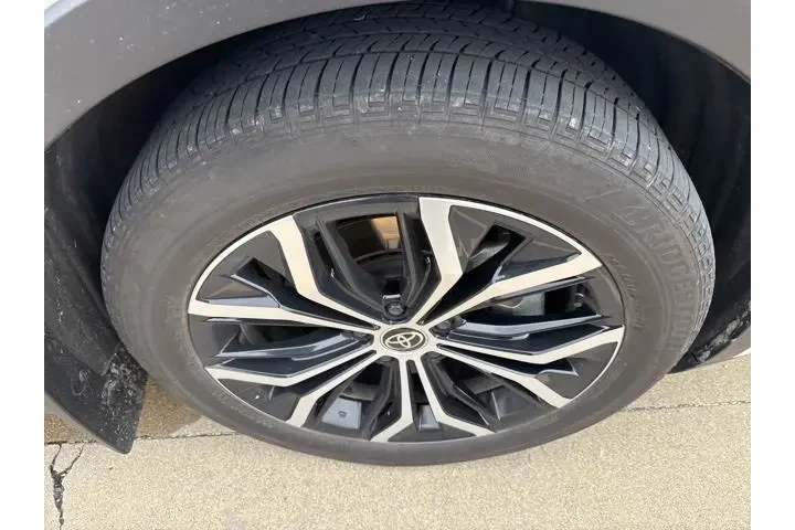 $35933 : Toyota Crown 2023 AWD XLE 4d image 10