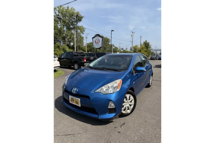 $8500 : 2012 Prius c Two image 3