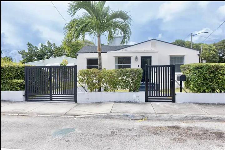 $1500 : Centrally Located Miami Home!! image 1