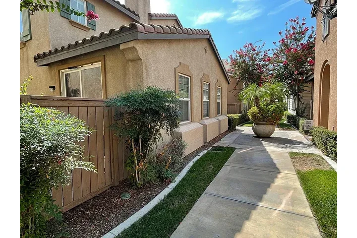 $1750 : HOUSE FOR RENT image 1