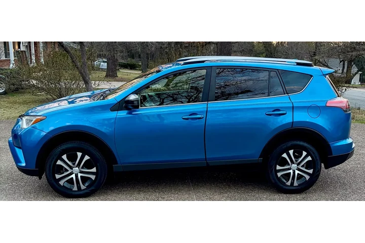 $11000 : RAV4 XLE, 2017 image 4