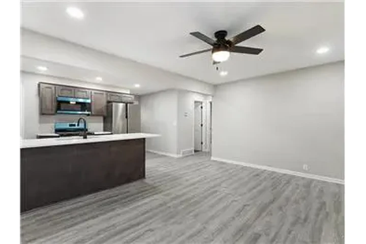 $1100 : Rental property with 2 bedro image 3