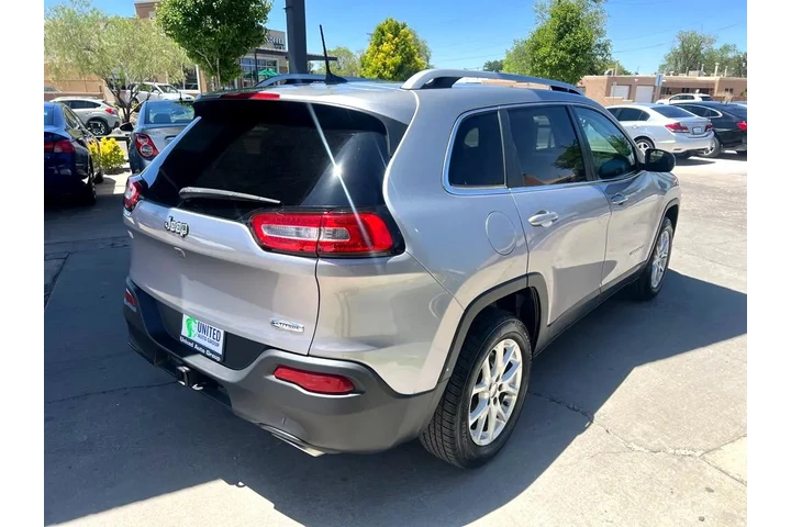 2017 Cherokee Latitude FWD image 5