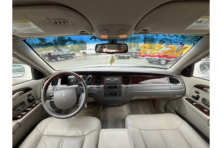 2010 Town Car Signature Limit image 5