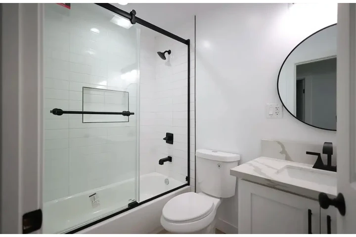 $2355 : Nice  3 bedroom house In LA image 8