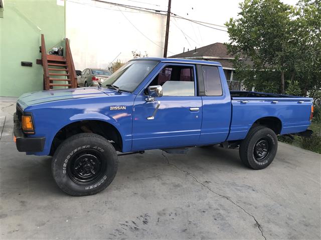 $4500 : Nissan truck 4x4 image 2