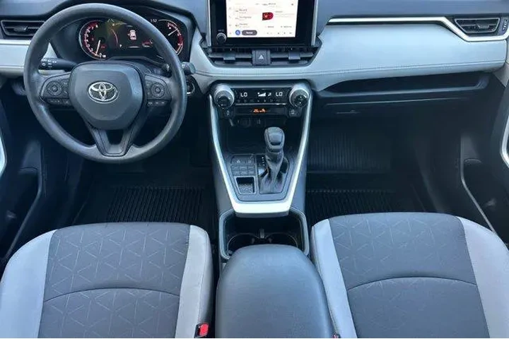 $35500 : Toyota RAV4 2025 AWD XLE 4dr image 6