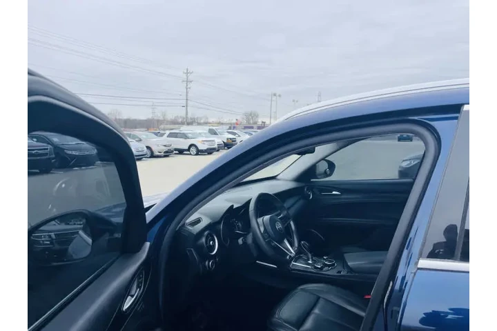 $10999 : 2018 Alfa Romeo Stelvio image 5