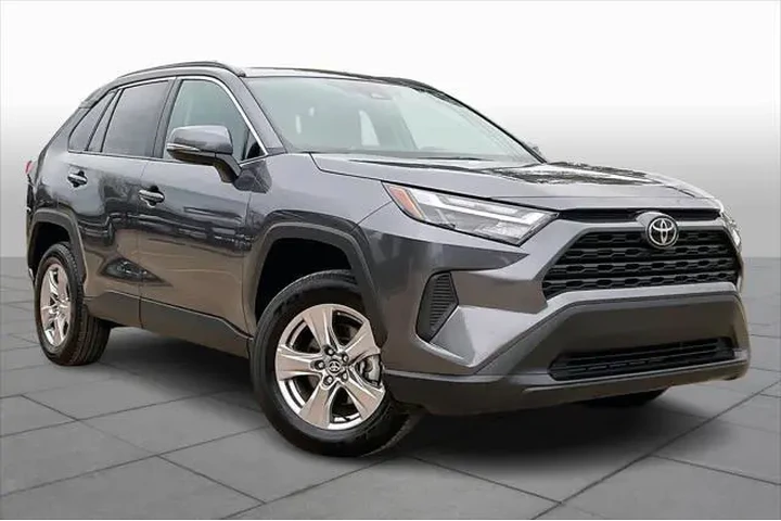 $31668 : Toyota RAV4 2025 AWD XLE 4dr image 2