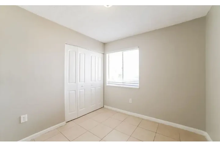 $2457 : 3 bed in Miami Florida image 4
