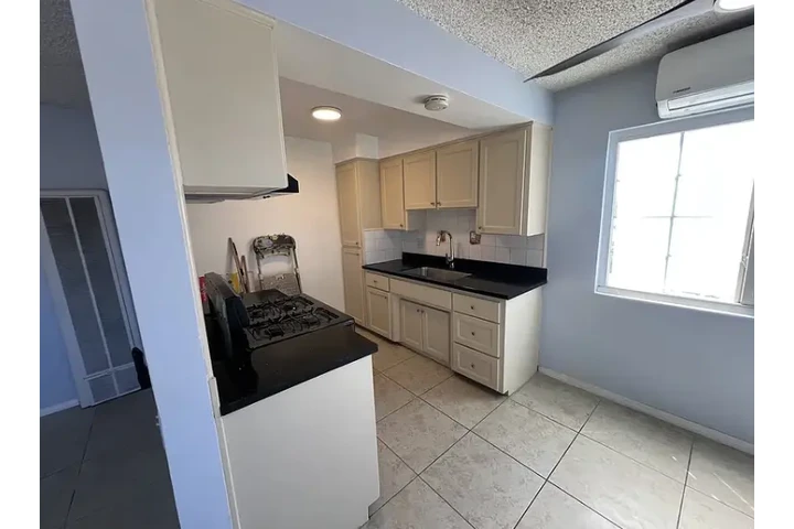 $1000 : dos habitaciones y un baño image 2