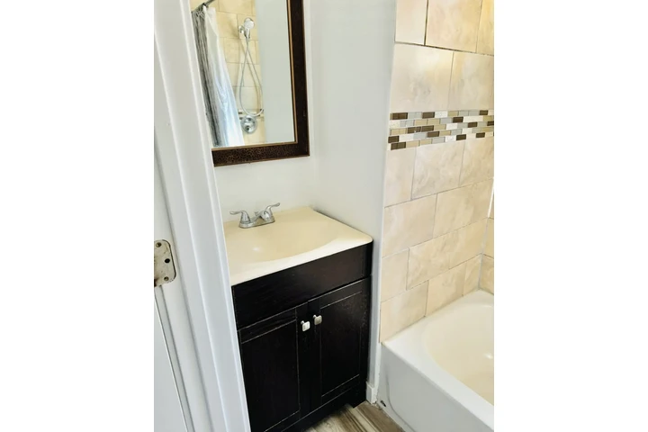 $1200 : Cuarto y Baño PRIVADO Compton image 4