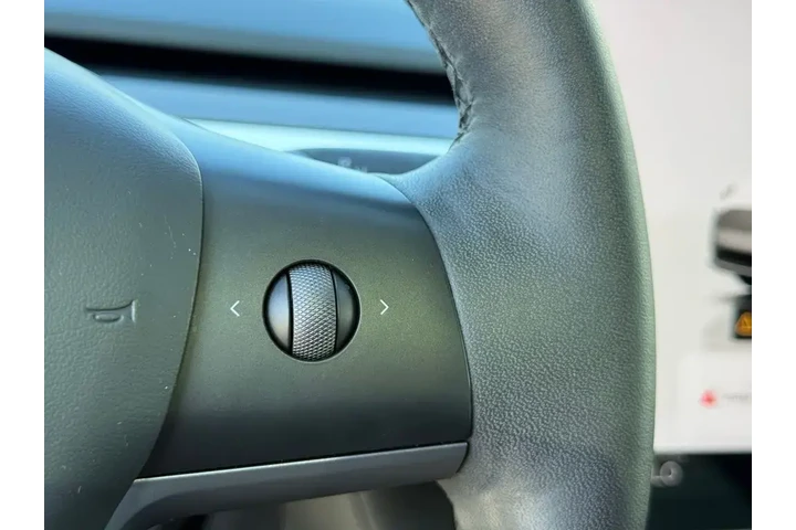 $25989 : Tesla Model Y 2023 AWD Long image 10