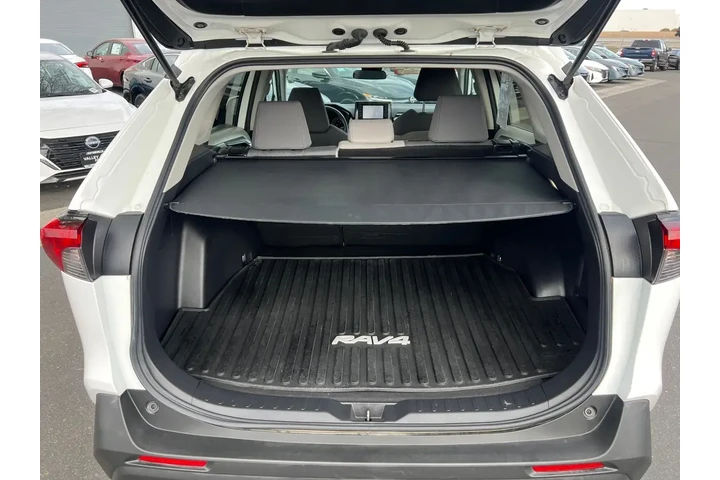 $27997 : Toyota RAV4 2022 XLE 4dr SUV image 5
