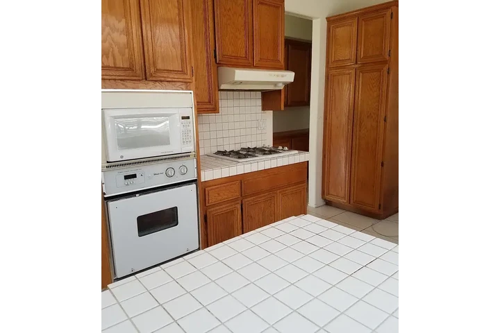 $1500 : Spacious home with a large fam image 4