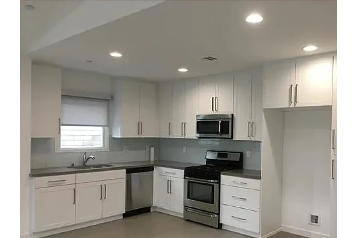 $1050 : stainless steel appliances image 4