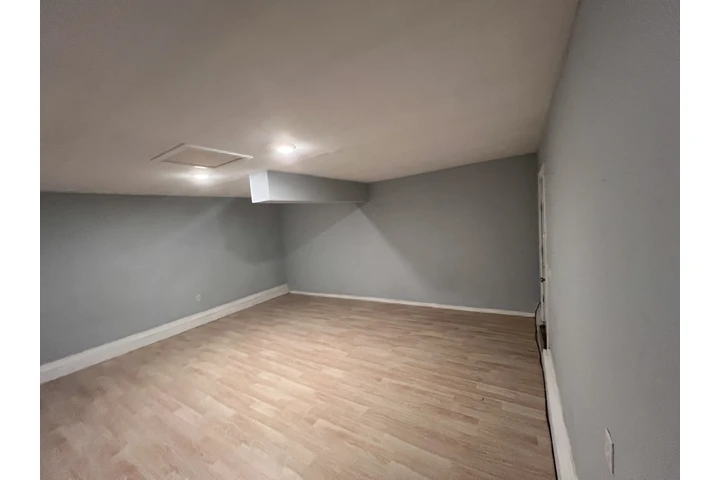 $975 : Garaje Remodelado con baño image 2