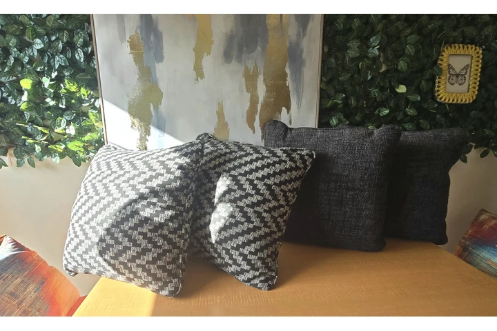 $80 : PILLOWS image 1