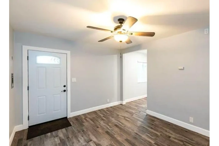 $1900 : 2 Bed 2 Bath Apt in South, LA image 2