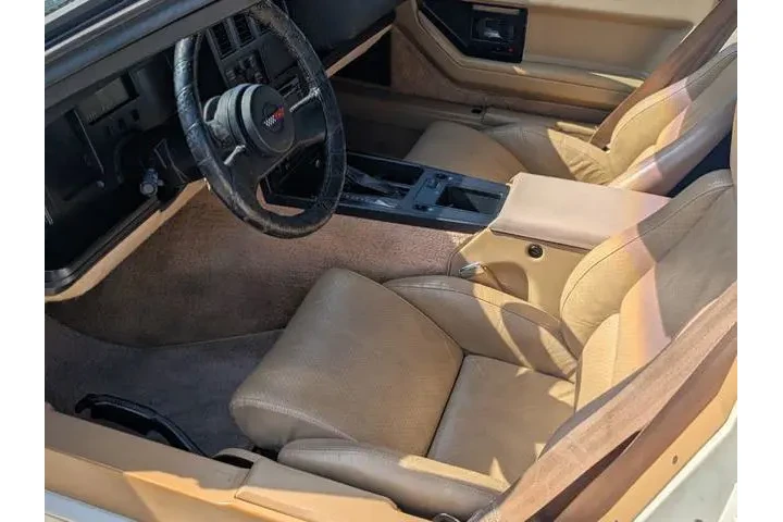 $9997 : Chevrolet Corvette 1984 2dr image 9