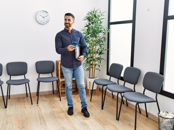 Hombre hispano esperando el momento para su entrevista de trabajo