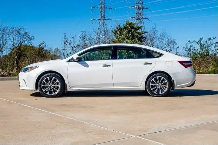 $20079 : Toyota Avalon Hybrid 2017 XL image 5