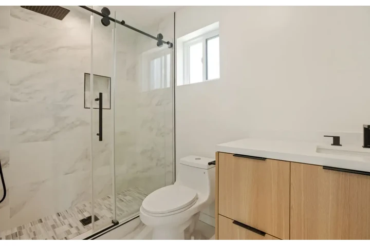 $1450 : 1Bed 1Bath in Fountain Ave, LA image 8