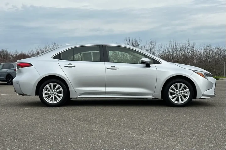 $23983 : Toyota Corolla Hybrid 2023 S image 2