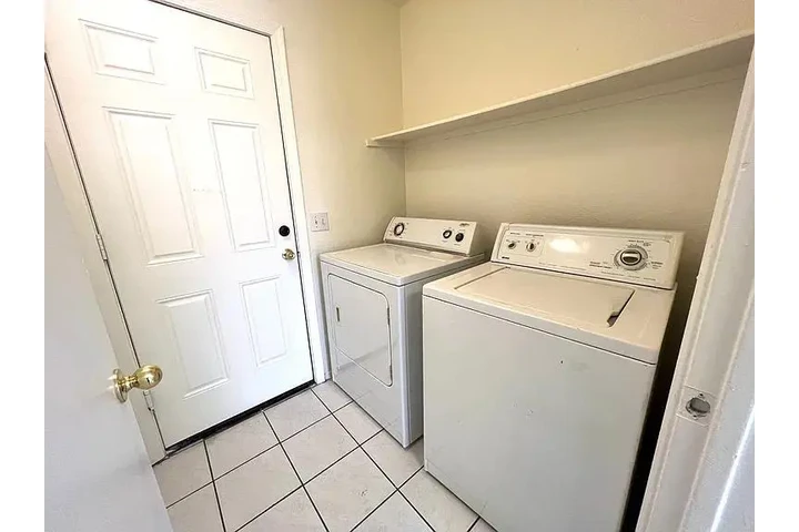 $1150 : Amplia casa en alquiler image 5