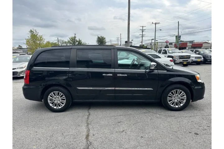 $8900 : 2015 Town and Country Touring image 7