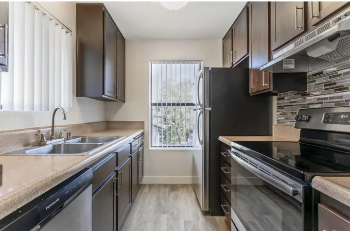 $2495 : 3 Bedroom Apt in koreatown LA image 7