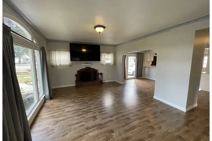 $1000 : newer cabinetry, quartz-style image 3