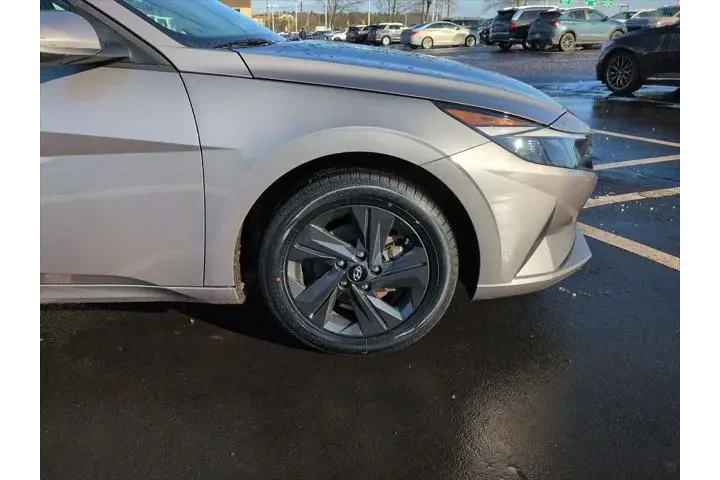 $16900 : Hyundai ELANTRA 2023 SEL 4dr image 10