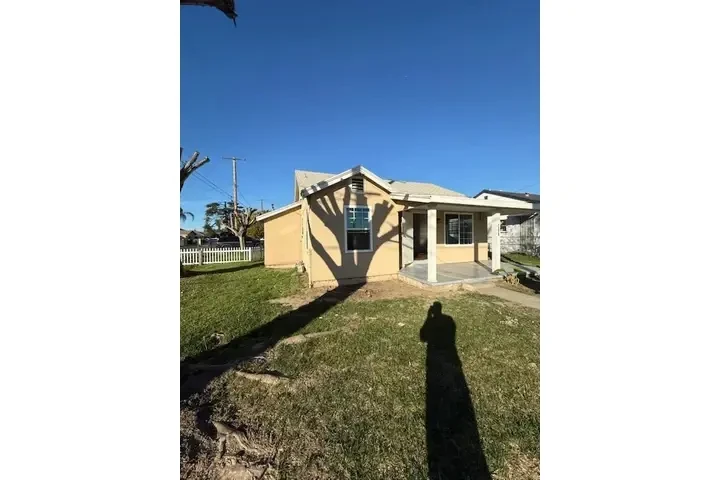 SE RENTA CASITA EN COLTON image 2