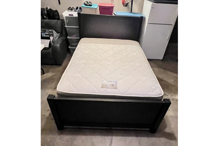 $145 : Vendo cama y colchón queen image 2