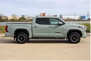 $39398 : Toyota Tundra 2022 4x4 SR5 4 thumbnail
