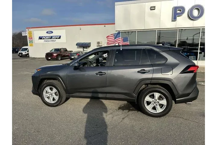 $17995 : Toyota RAV4 2021 AWD XLE 4dr image 9