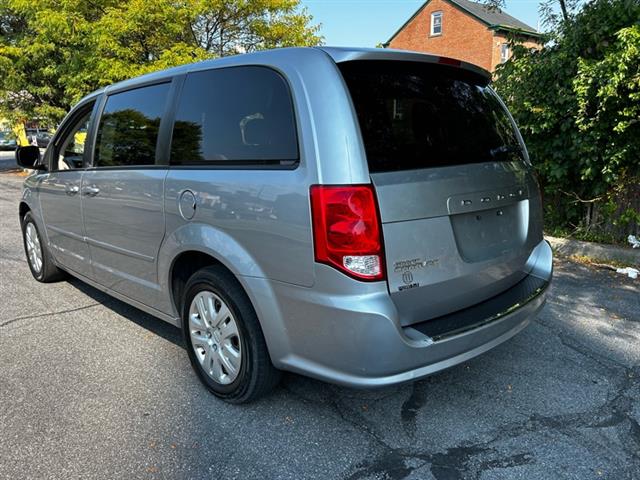 2017 Grand Caravan SE image 5