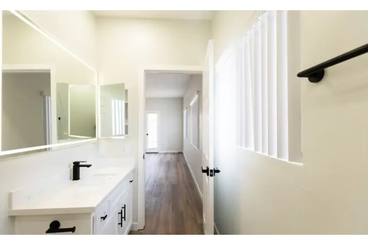 $2598 : 1620 S Bentley Ave1620 s,In LA image 6