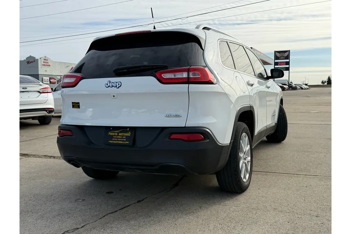 2017 Cherokee Latitude FWD image 6