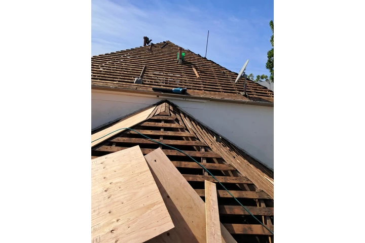 Lawson Roofing: Techos Seguros image 6