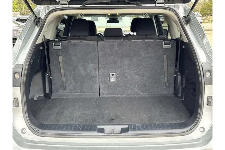 $31707 : Toyota Highlander 2023 L 4dr image 6