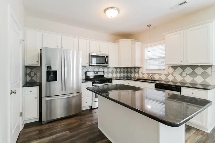 $1040 : Comfortable Apartment image 6